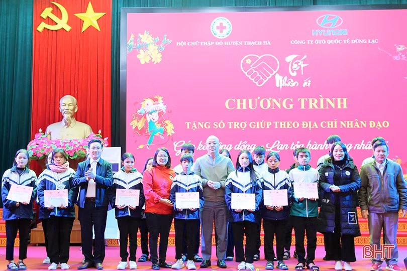 Trao 131 triệu đồng hỗ trợ trẻ mồ côi, hộ khó khăn ở Thạch Hà