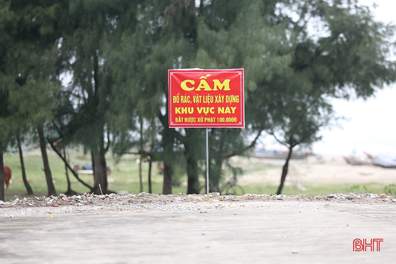 Rác “tập kết” trên đê biển Nghi Xuân