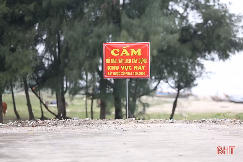 Rác “tập kết” trên đê biển Nghi Xuân