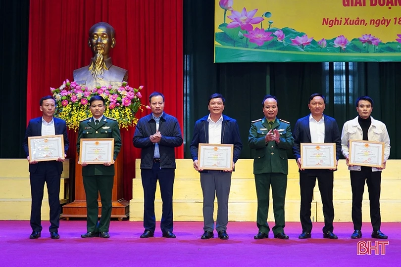 Khen thưởng 15 tập thể, cá nhân trong phong trào biên phòng toàn dân
