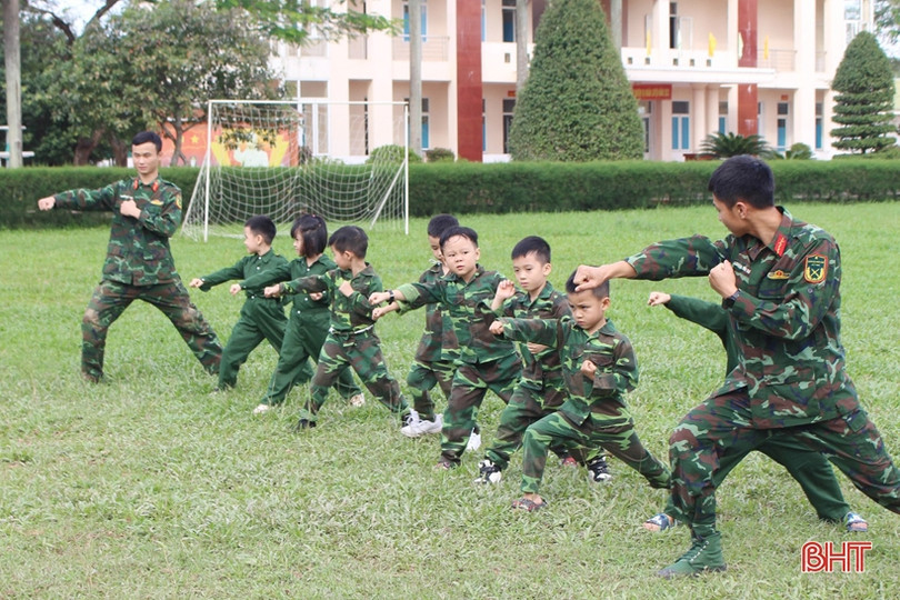 “Một ngày làm chiến sỹ” của học sinh mầm non Trung Kiên
