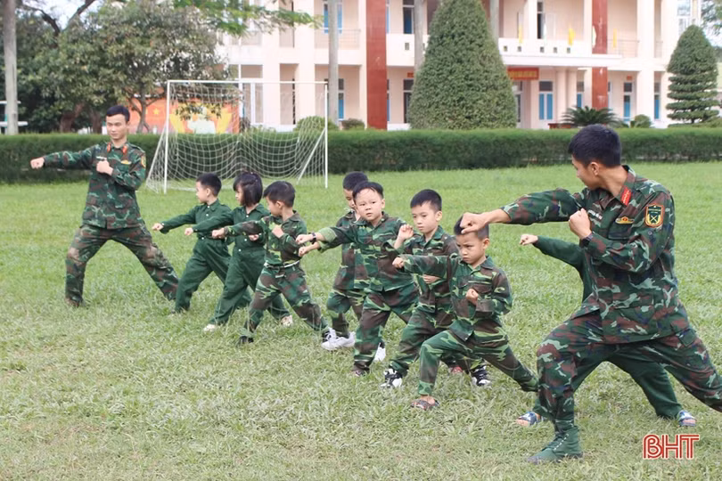 “Một ngày làm chiến sỹ” của học sinh mầm non Trung Kiên