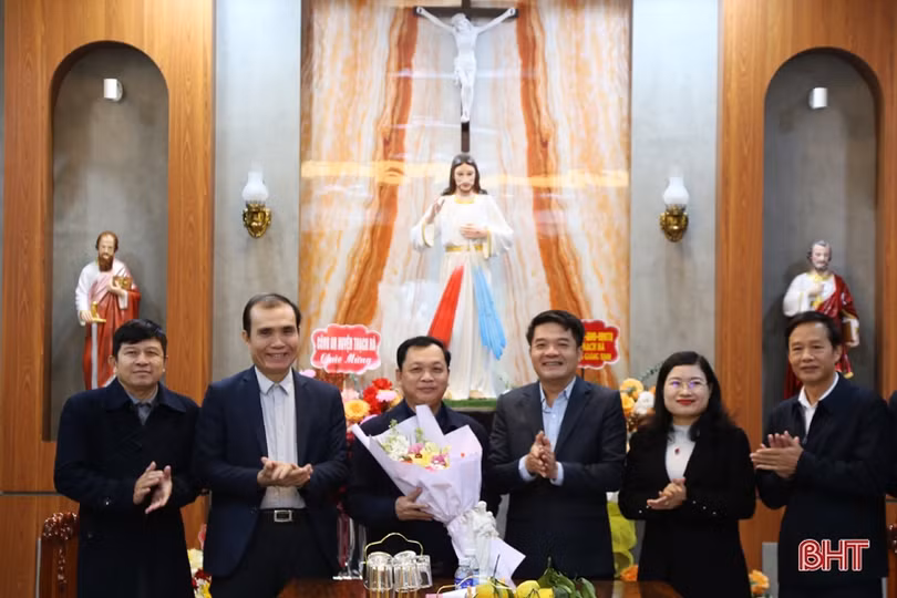 Lãnh đạo Quân khu 4, tỉnh Hà Tĩnh chúc mừng Giáng sinh đồng bào công giáo 