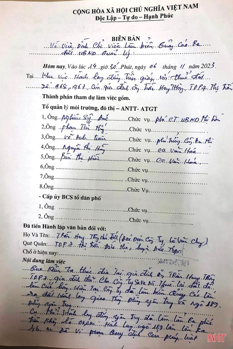 Biển quảng cáo lấn chiếm hành lang giao thông ở Đức Thọ