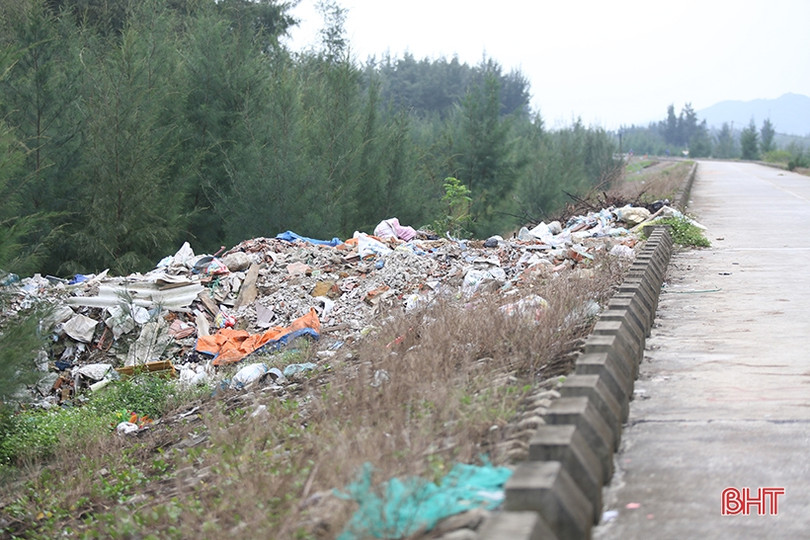 Rác “tập kết” trên đê biển Nghi Xuân