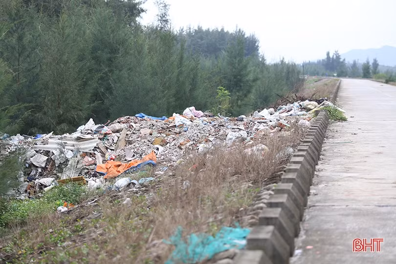 Rác “tập kết” trên đê biển Nghi Xuân