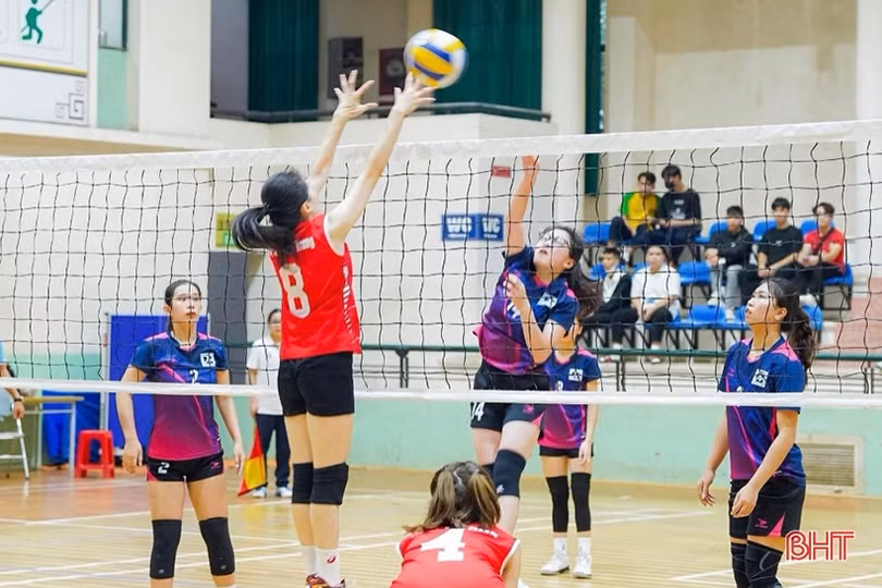 Nữ sinh Hà Tĩnh xinh đẹp, đánh bóng chuyền hay