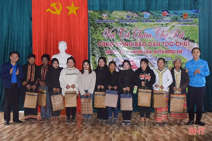 Bà con dân tộc Chứt ở Rào Tre đón tết Chăm Cha Bới