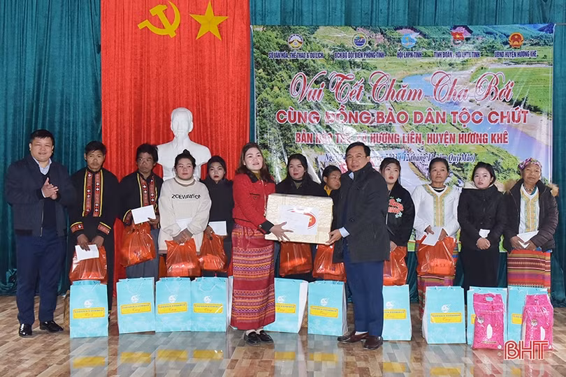 Bà con dân tộc Chứt ở Rào Tre đón tết Chăm Cha Bới