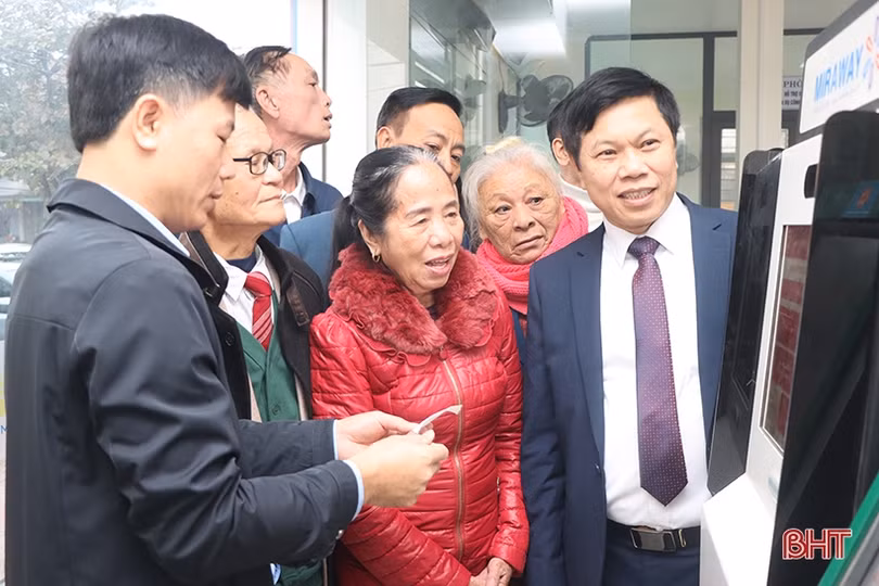 Người yếu thế ở Cẩm Xuyên được ưu tiên giải quyết thủ tục hành chính