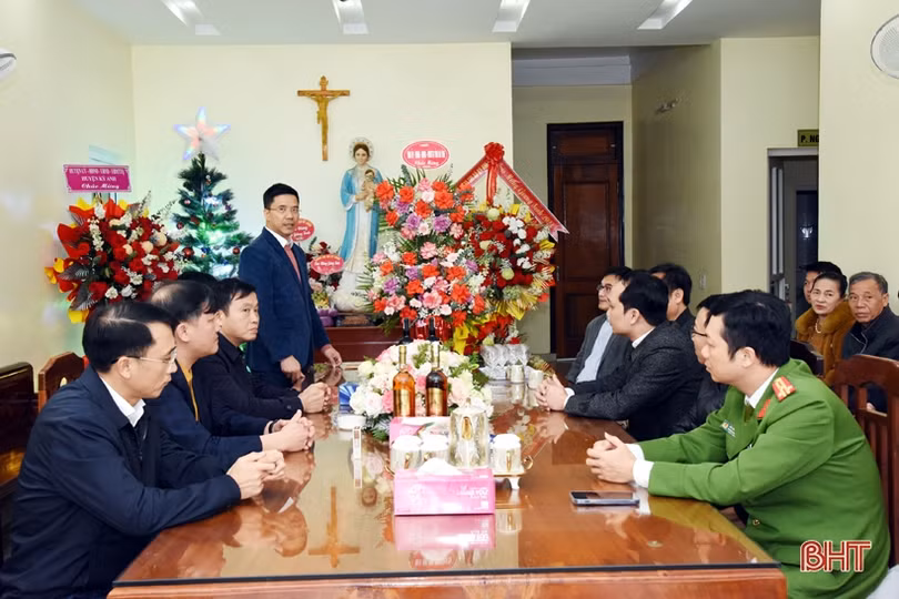 Lãnh đạo Quân khu 4, tỉnh Hà Tĩnh chúc mừng Giáng sinh đồng bào công giáo 