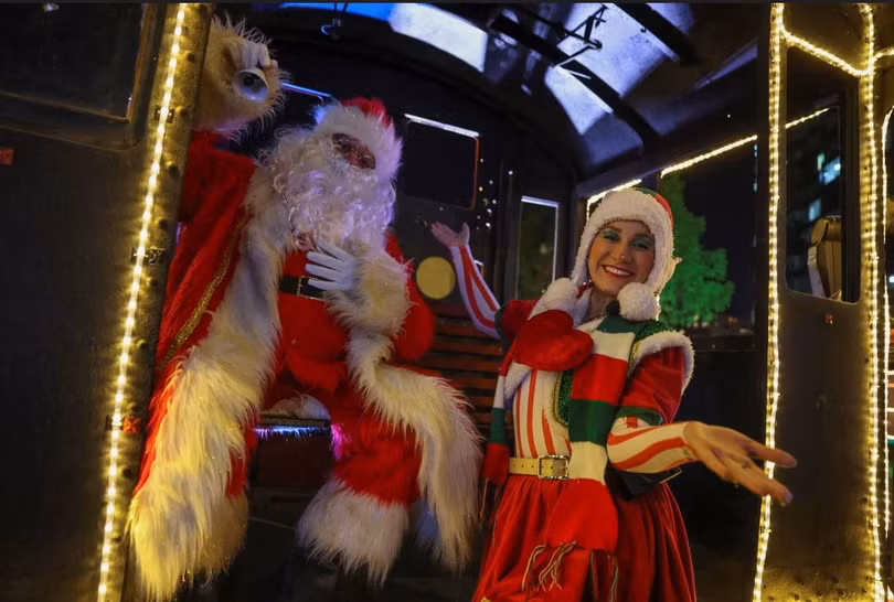 Hình ảnh Ông già Noel phân phát niềm vui khắp thế giới