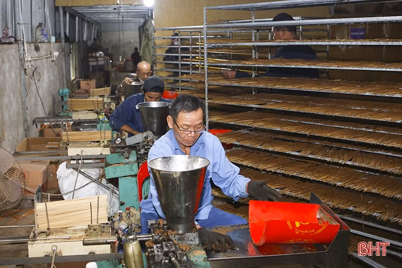 Đơn hàng tăng, các cơ sở sản xuất hương hối hả vào vụ tết