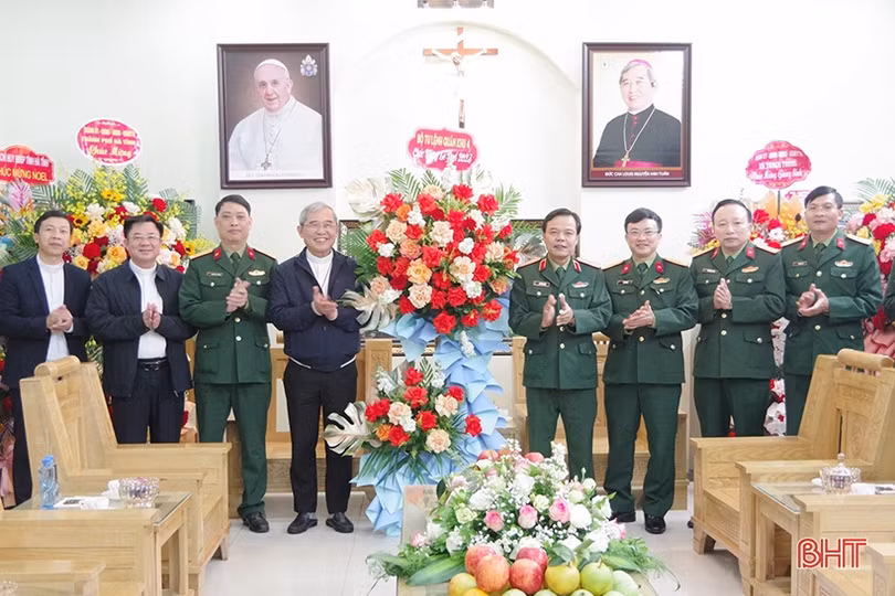 Lãnh đạo Quân khu 4, tỉnh Hà Tĩnh chúc mừng Giáng sinh đồng bào công giáo 