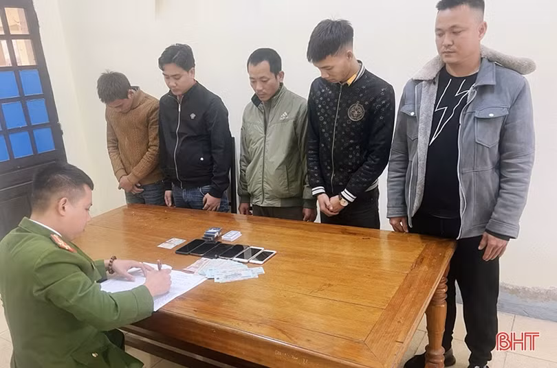 Bắt 5 đối tượng đánh liêng ăn tiền