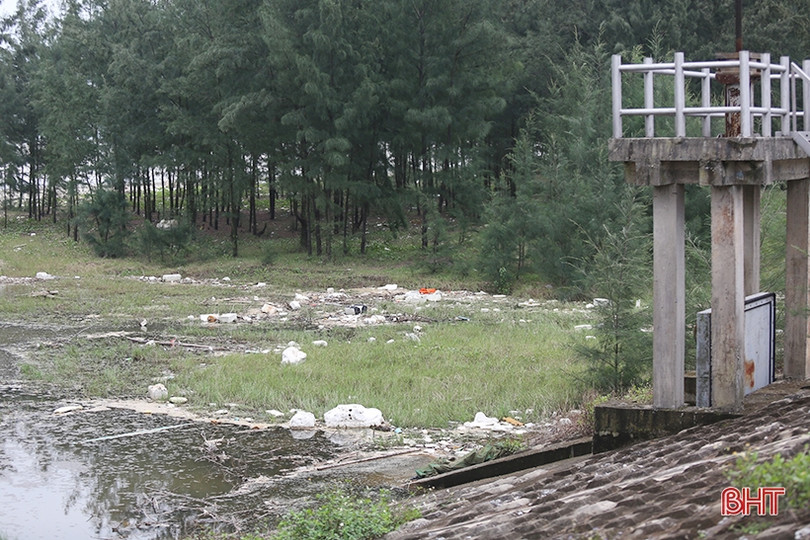 Rác “tập kết” trên đê biển Nghi Xuân