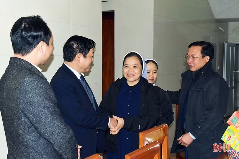 Phó Chủ tịch Thường trực UBND tỉnh chúc mừng Giáng sinh ở Hương Khê