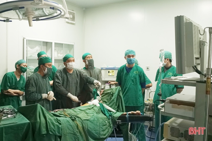 Bệnh viện tuyến huyện đầu tiên phẫu thuật nội soi đặt tấm lưới nhân tạo