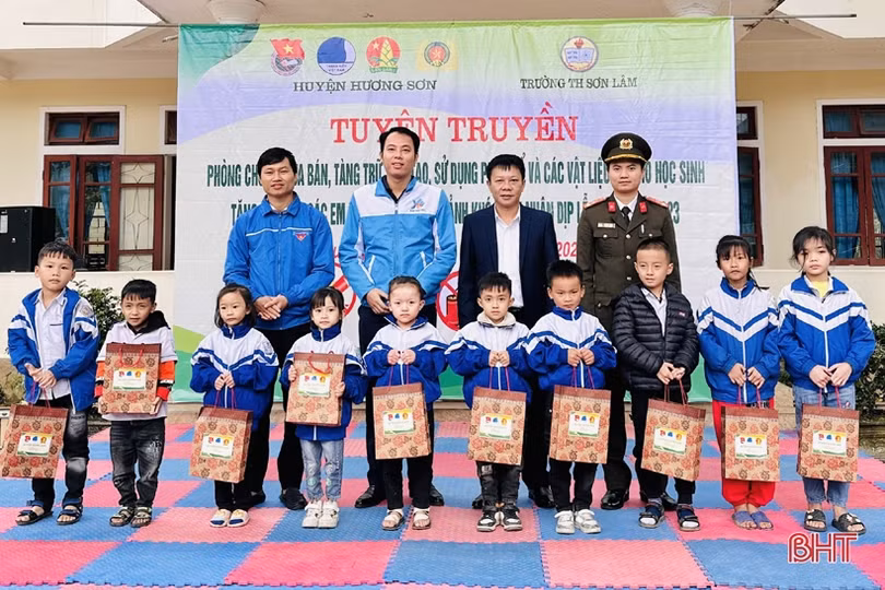 Tuyên truyền để học sinh Hương Sơn nói không với pháo nổ