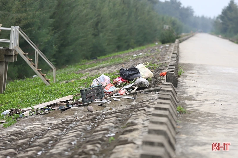 Rác “tập kết” trên đê biển Nghi Xuân