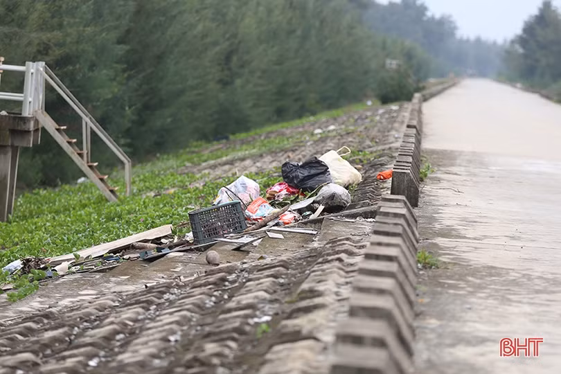 Rác “tập kết” trên đê biển Nghi Xuân