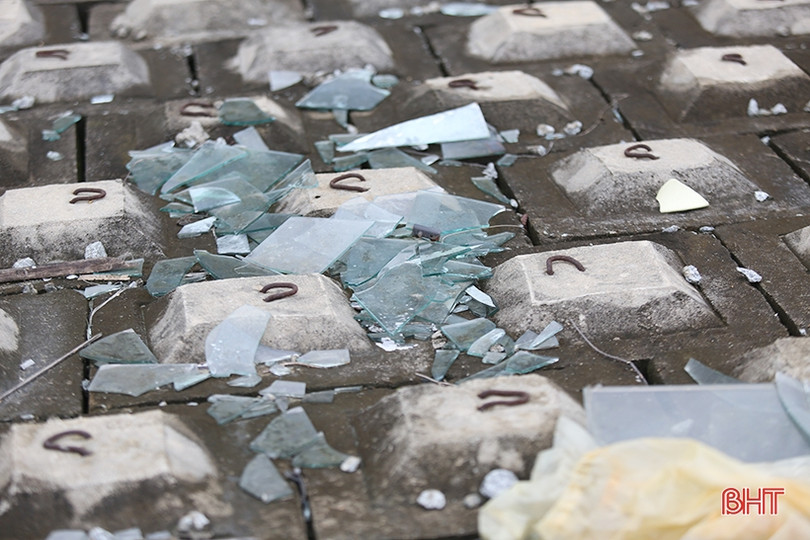 Rác “tập kết” trên đê biển Nghi Xuân