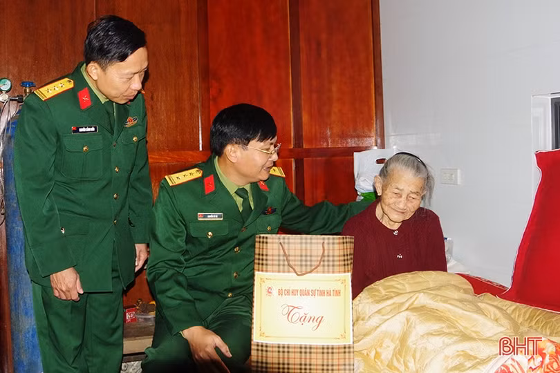 Bộ CHQS tỉnh Hà Tĩnh tặng 46 suất quà cho các gia đình chính sách