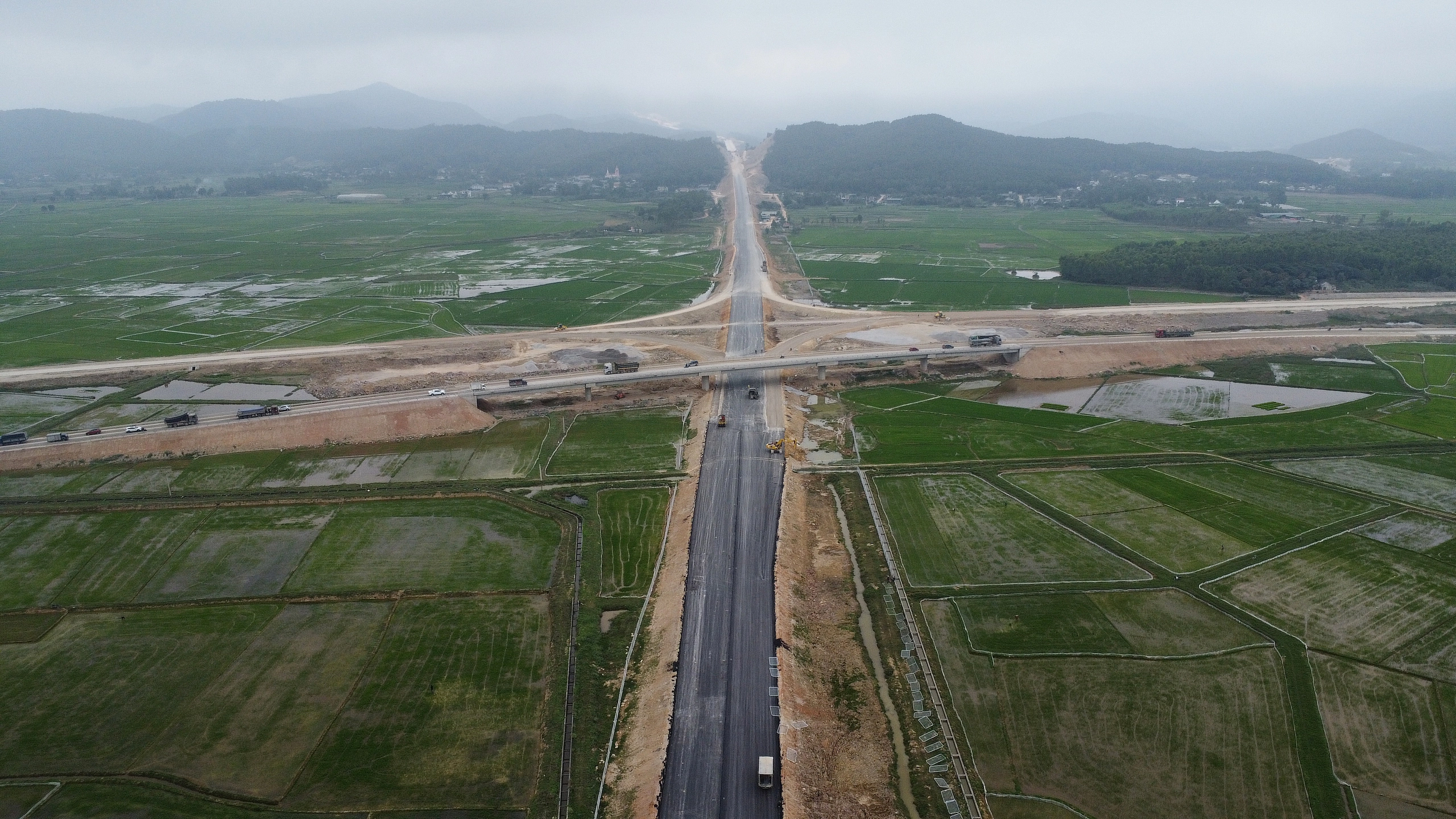 Chạy nước rút, đẩy tiến độ cao tốc Diễn Châu - Bãi Vọt- Ảnh 4. Chạy nước rút, đẩy tiến độ cao tốc Diễn Châu - Bãi Vọt