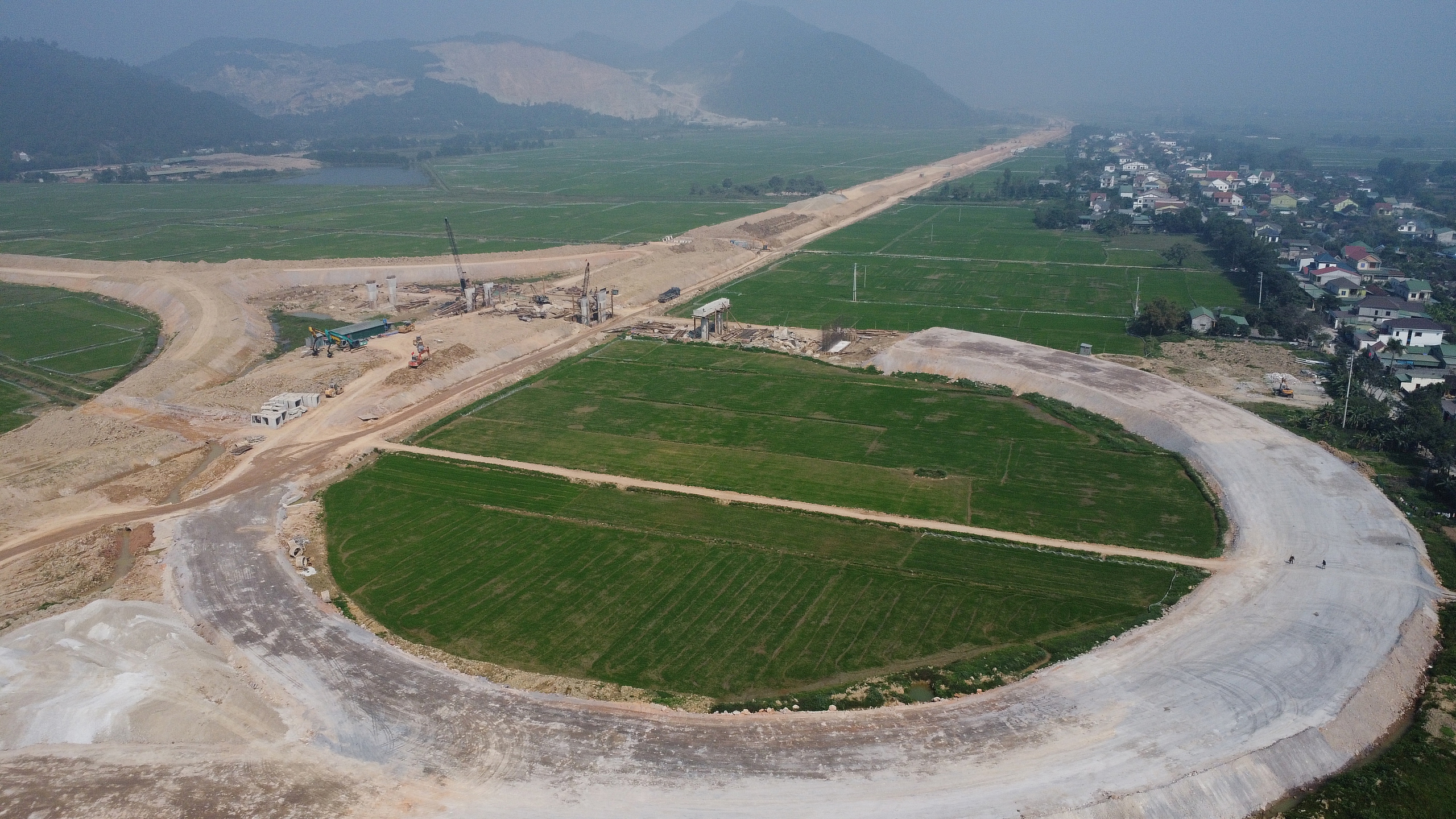 Chạy nước rút, đẩy tiến độ cao tốc Diễn Châu - Bãi Vọt- Ảnh 1. Chạy nước rút, đẩy tiến độ cao tốc Diễn Châu - Bãi Vọt