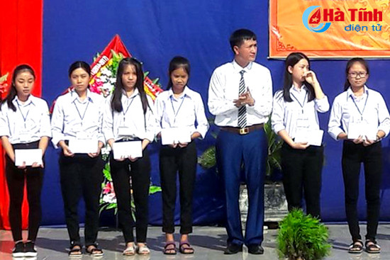 nhieu phan qua den voi hoc sinh ngheo trong ngay khai giang