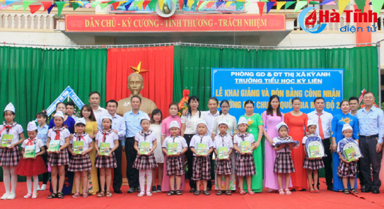 nhieu phan qua den voi hoc sinh ngheo trong ngay khai giang