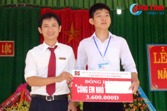 nhieu phan qua den voi hoc sinh ngheo trong ngay khai giang
