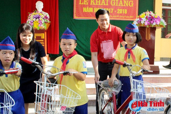 nhieu phan qua den voi hoc sinh ngheo trong ngay khai giang