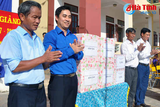 nhieu phan qua den voi hoc sinh ngheo trong ngay khai giang