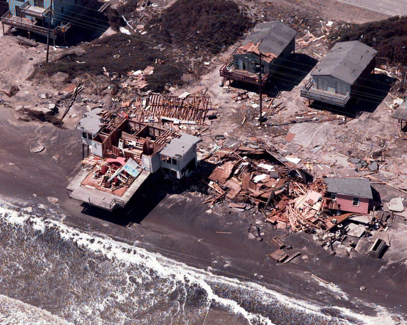 9. Bão Fran, 1996: Đây được xem là một trong những cơn bão tồi tệ nhất từng tấn công North Carolina. Cơn bão cấp 3 đổ bộ với sức gió 195 km/h vào tháng 9/1996, khiến 24 người chết, gây thiệt hại 3,2 tỷ USD. Ảnh: newsobserver.com. nhung sieu bao khoc liet nhat lich su dai tay duong