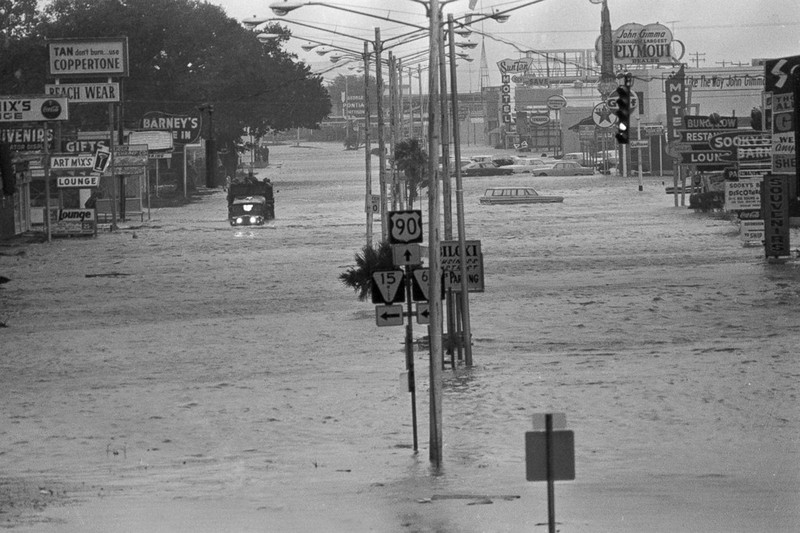 3. Bão Betsy, 1965: Trận bão mạnh cấp 3 vào tháng 9/1965 đã tàn phá nghiêm trọng bang Florida và vùng Gulf Coast của nước Mỹ. Bão Betsy cướp đi sinh mạng của 81 người, gây thiệt hại 1,45 tỷ USD vào thời điểm đó. Betsy xếp thứ 3 trong danh sách các cơn bão dữ dội nhất ở Đại Tây Dương, theo chỉ số SHI. Là cơn bão đầu tiên gây thiệt hại kinh tế hơn 1 tỷ USD, Betsy còn có tên gọi là "Betsy 1 tỷ đô la". Ảnh: AP. nhung sieu bao khoc liet nhat lich su dai tay duong