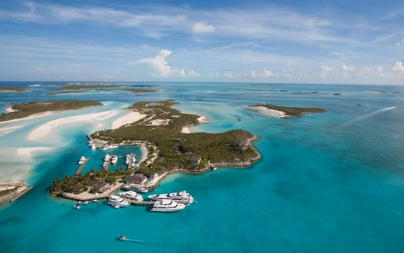 Turks and Caicos: Turks and Caicos có các khách sạn đẳng cấp quốc tế, những bãi biển cát trắng, nhiều điểm lặn và một trong những rặng san hô dài nhất thế giới. Vịnh Grace ở đây được người dùng của TripAdvisor bình chọn là bãi biển tuyệt nhất thế giới. Ảnh: Alamy /Patrick Phelan. nhung hon dao thien duong du lich o caribe