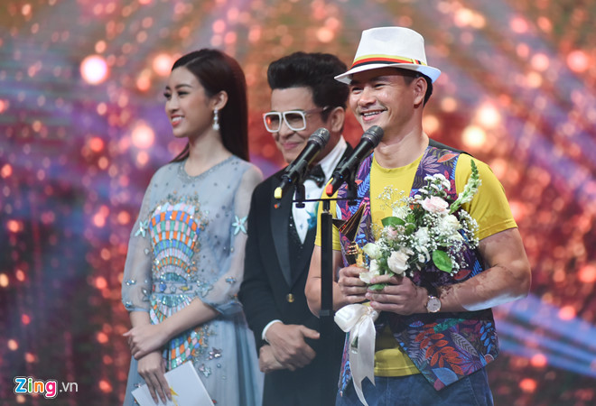 Xuân Bắc nhận giải nghệ sĩ hài ấn tượng. nghe si hoang dung va phim nguoi phan xu doat giai vtv awards