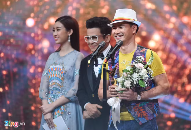 Xuân Bắc nhận giải nghệ sĩ hài ấn tượng. nghe si hoang dung va phim nguoi phan xu doat giai vtv awards