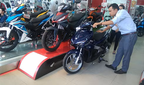 Khách hàng xem xe tại một đại lý ở Quận Bình Thạnh. ma tran gia xe may thang ngau tai viet nam