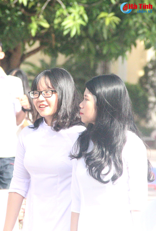 photo nu sinh truong phan dinh phung duyen dang ngay khai truong