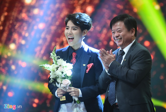 Ca sĩ Cát Tường hạnh phúc nhận giải. nghe si hoang dung va phim nguoi phan xu doat giai vtv awards