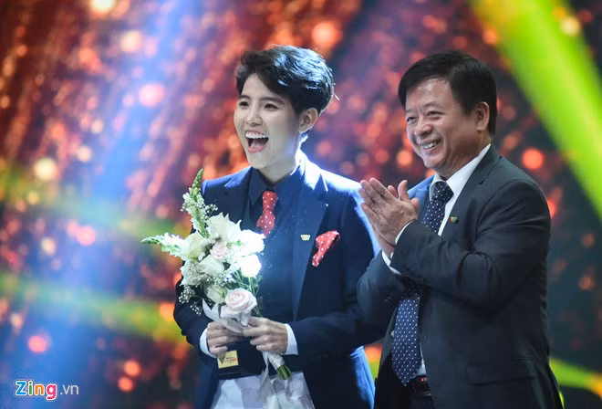 Ca sĩ Cát Tường hạnh phúc nhận giải. nghe si hoang dung va phim nguoi phan xu doat giai vtv awards