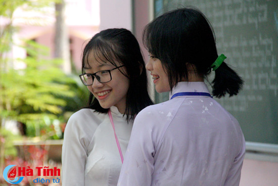 photo nu sinh truong phan dinh phung duyen dang ngay khai truong