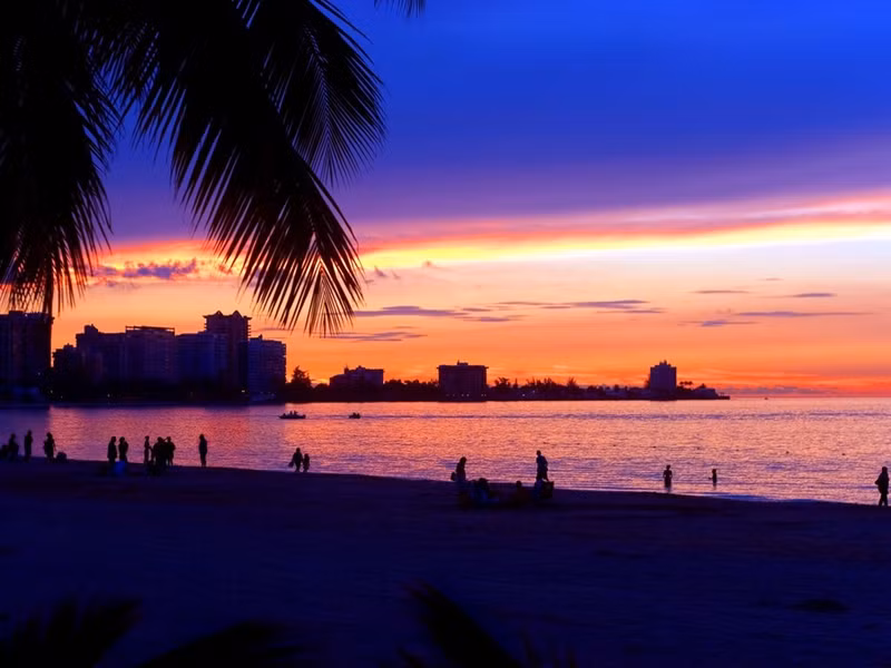 Puerto Rico: Nơi đây còn có tên gọi là “hòn đảo quyến rũ”. Thành phố San Juan hơn 500 năm tuổi là địa điểm hoàn hảo cho một ngày mua sắm và tham quan. Rừng nhiệt đới El Yunque có những thác nước, tháp đá và động vật hoang dã đầy màu sắc. Ảnh: Shutterstock/ARENA Creative. nhung hon dao thien duong du lich o caribe