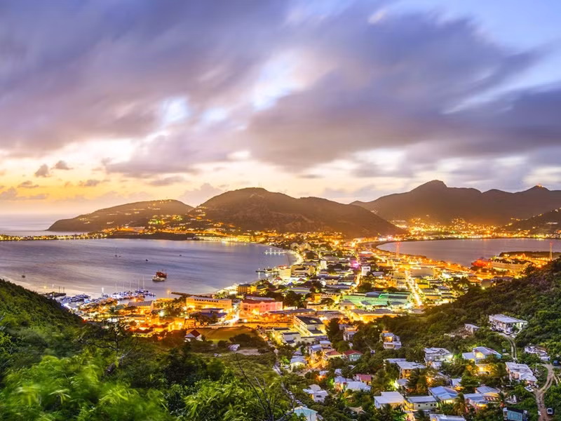 St. Martin: Hòn đảo này là sự kết hợp giữa các nền văn hóa Caribe, Pháp và Hà Lan, được chia thành 2 phần. Sint Maarten của người Hà Lan nổi bật với cuộc sống nhộn nhịp và các trung tâm mua sắm. St. Martin của người Pháp lại có không khí yên tĩnh, với những bãi biển cát trắng và khung cảnh núi non quyến rũ. Ảnh: Shutterstock/Sean Pavone. nhung hon dao thien duong du lich o caribe