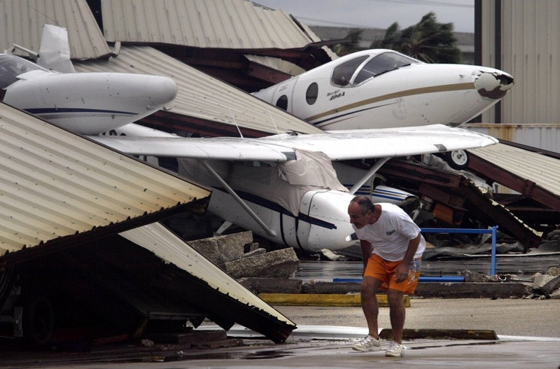 10. Bão Wilma, 2005: Người dân Mỹ chưa hết bàng hoàng vì bão Katrina vào tháng 8/2005 thì 2 tháng sau, Florida lại tiếp tục hứng chịu cơn bão mạnh cấp 5 Wilma. Hình thành trong vùng biển Caribbean vào tháng 10 và di chuyển về hướng tây nam, bão Wilma đạt sức gió 296 km/giờ, đổ bộ vào khu vực hòn đảo Cozumel ở Mexico và tiếp tục di chuyển sâu vào đất liền. Wilma gây nên thiệt hại nặng nề nhất ở Florida, Mexico và Cuba. Cơn bão khiến 87 người chết, thiệt hại vật chất lên tới 29,4 tỷ USD. Ảnh: The Palm Beach Post . nhung sieu bao khoc liet nhat lich su dai tay duong