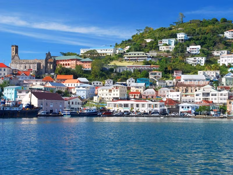 Grenada: Hòn đảo này là địa điểm lý tưởng cho các hoạt động như câu cá, đi thuyền buồm, đi bộ hay đạp xe. Nơi đây còn có những bãi biển tuyệt đẹp. Du khách có thể lặn ngắm cá mập, rùa và xác tàu, hay khám phá những rặng san hô rực rỡ. Đảo có các lễ hội diễn ra quanh năm và nhiều nhà hàng thú vị phục vụ những món ăn độc đáo mang hương vị Creole, Caribe và Tây Ấn. Ảnh: Shutterstock /Laszlo Halasi. nhung hon dao thien duong du lich o caribe