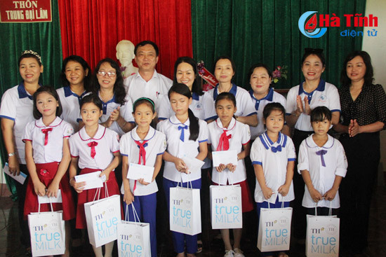 nhieu phan qua den voi hoc sinh ngheo trong ngay khai giang
