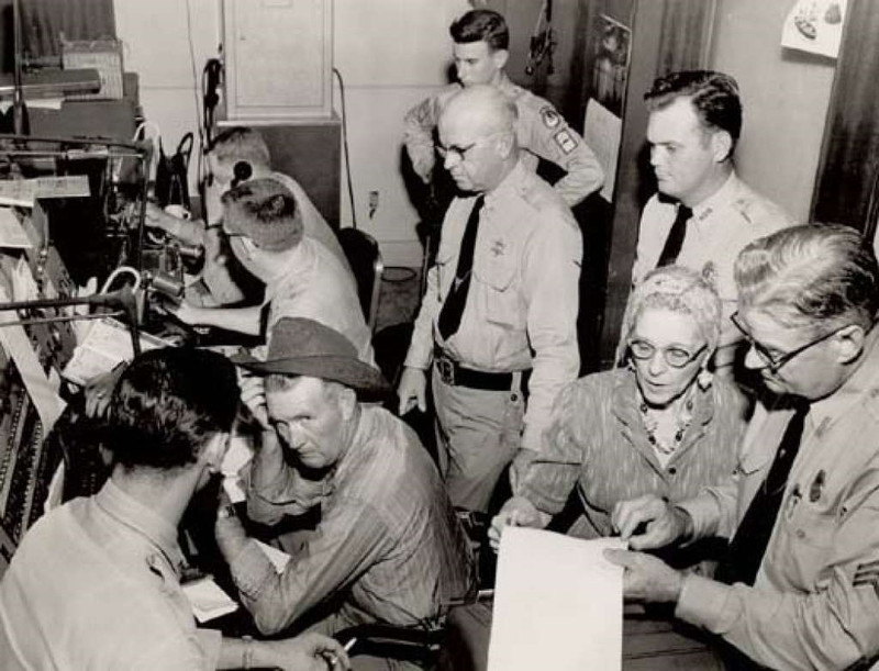 8. Bão Audrey, 1957: Cuối tháng 6/1957, cơn bão mạnh cấp 4 đổ bộ và quét qua khu vực Gulf Coast, tàn phá dữ dội nhất ở Texas và Louisiana. Audrey cướp đi 500 sinh mạng và trở thành một trong những cơn bão gây thiệt mạng nhiều nhất trong lịch sử Mỹ. "Con số người chết cao như vậy là do bão cập bờ sớm hơn và mạnh hơn so với dự báo ban đầu. Hơn nữa, trận bão xảy ra vào thập niên mà tất cả các đài phát thanh và truyền hình đều ngừng phát sóng vào buổi tối, nên không có cách nào cảnh báo người dân sơ tán sớm hơn", bản tin của KPLC cho biết. Trong ảnh là khung cảnh hỗn loạn ở tổng đài của sở cánh sát tại Beaumont, Texas khi mà những cuộc gọi và tin nhắn liên tục ập đến tới tấp để xin trợ giúp. Ảnh: chron.com nhung sieu bao khoc liet nhat lich su dai tay duong